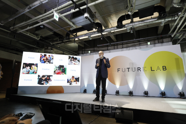 지난 27일 경기 성남 판교 스마일게이트 캠퍼스에서 진행된 컨퍼런스에서 미첼 레스닉 MIT 교수가 강연하고 있다. 스마일게이트 제공